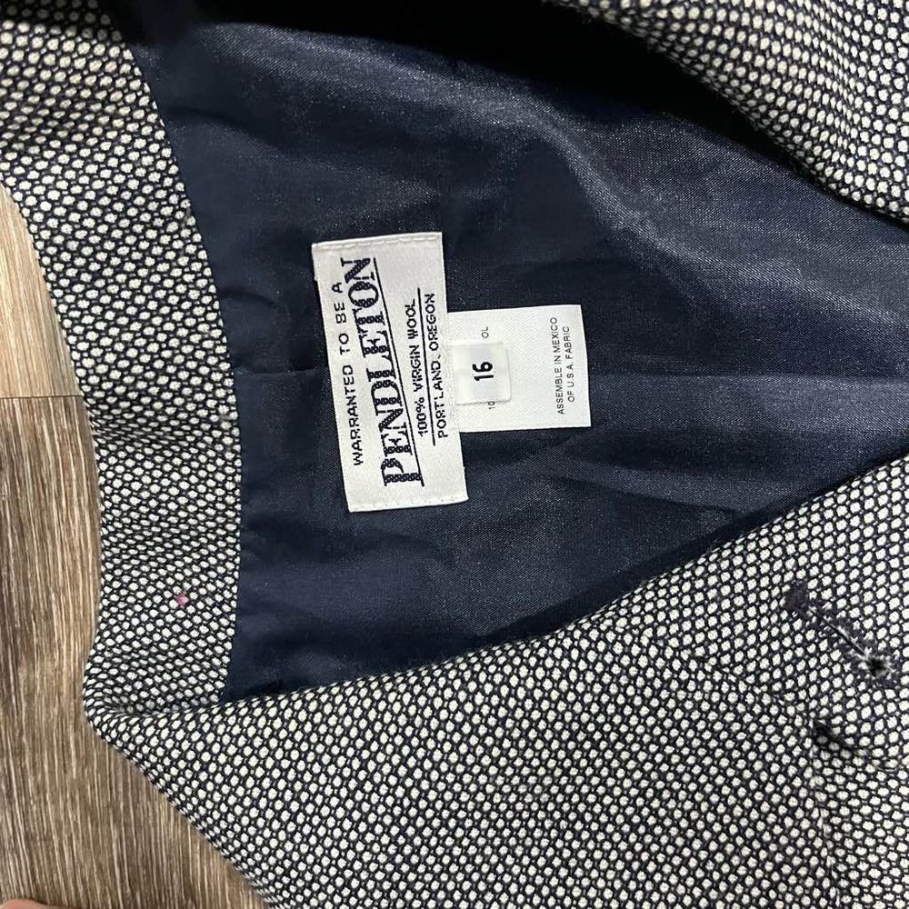 Pendletonwomen's Gray 100% Wool Suit - image 4